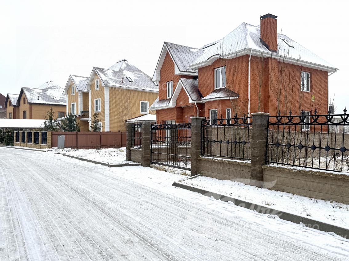 Коттеджный посёлок - – бизнес-класса,  застроенный в едином стиле английской классики с центральными коммуникациями