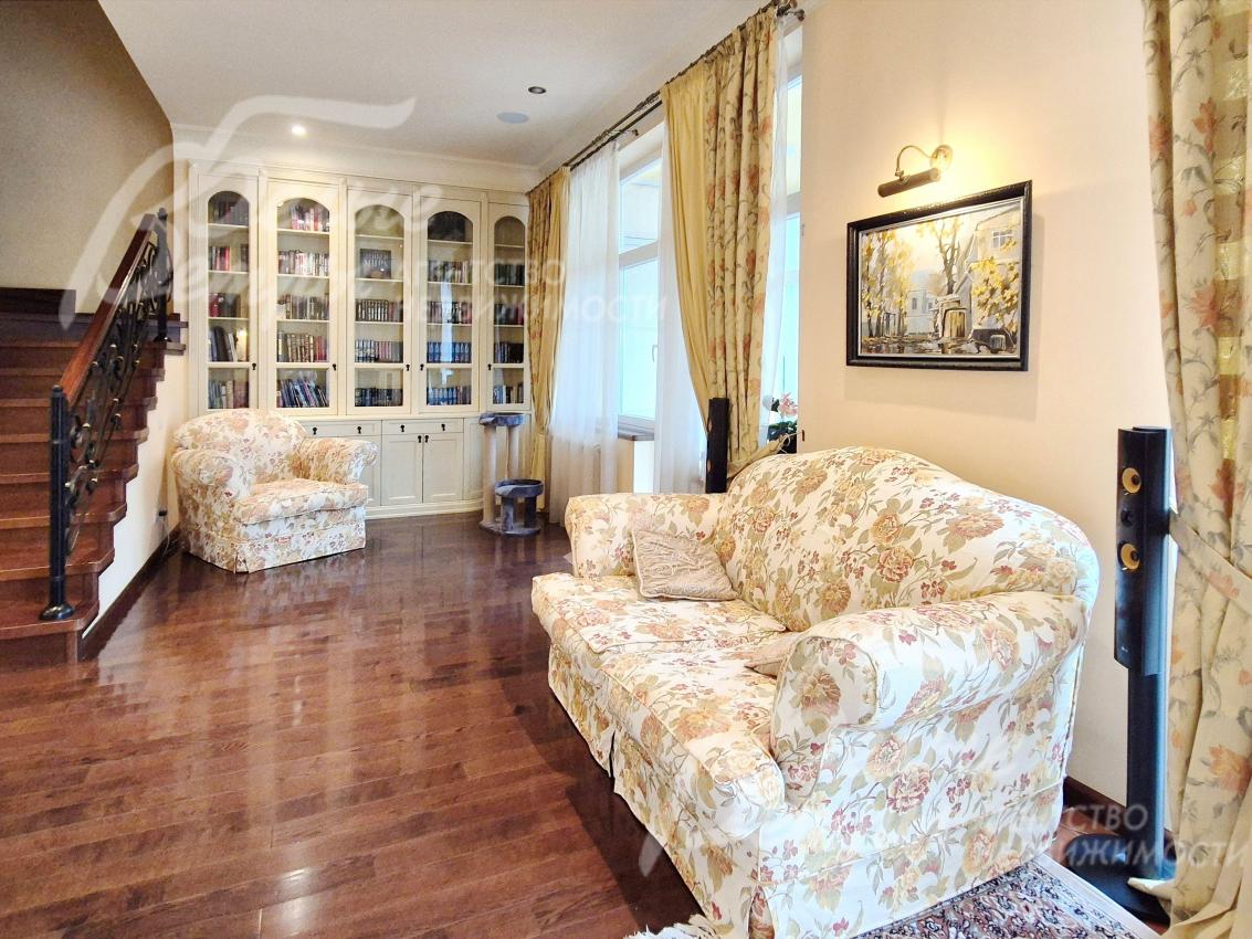 Мягкая мебель в гостиной в стиле Прованс.