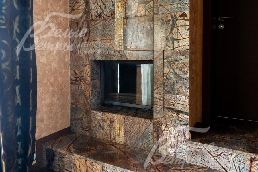 В холле находится второй камин, его портал отделан натуральным мрамором