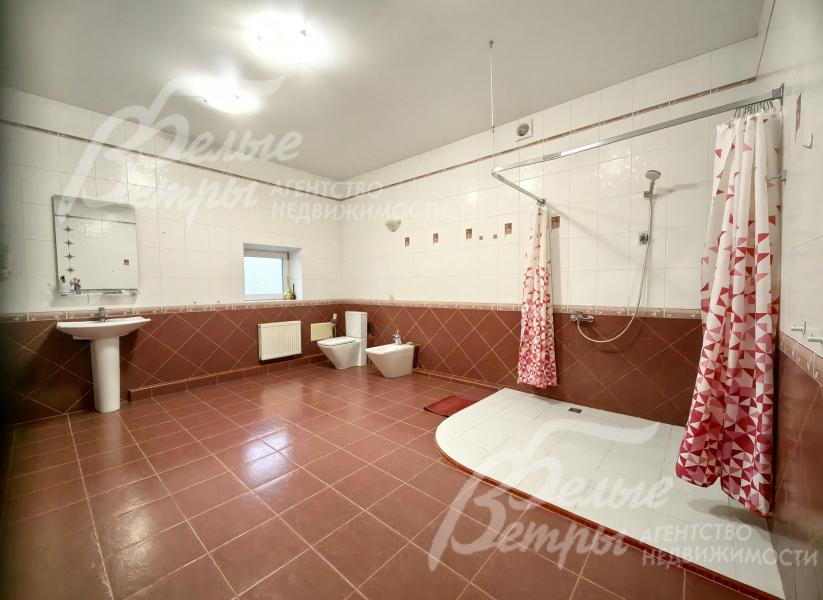 Большой санузел с душевой на 1-ом этаже