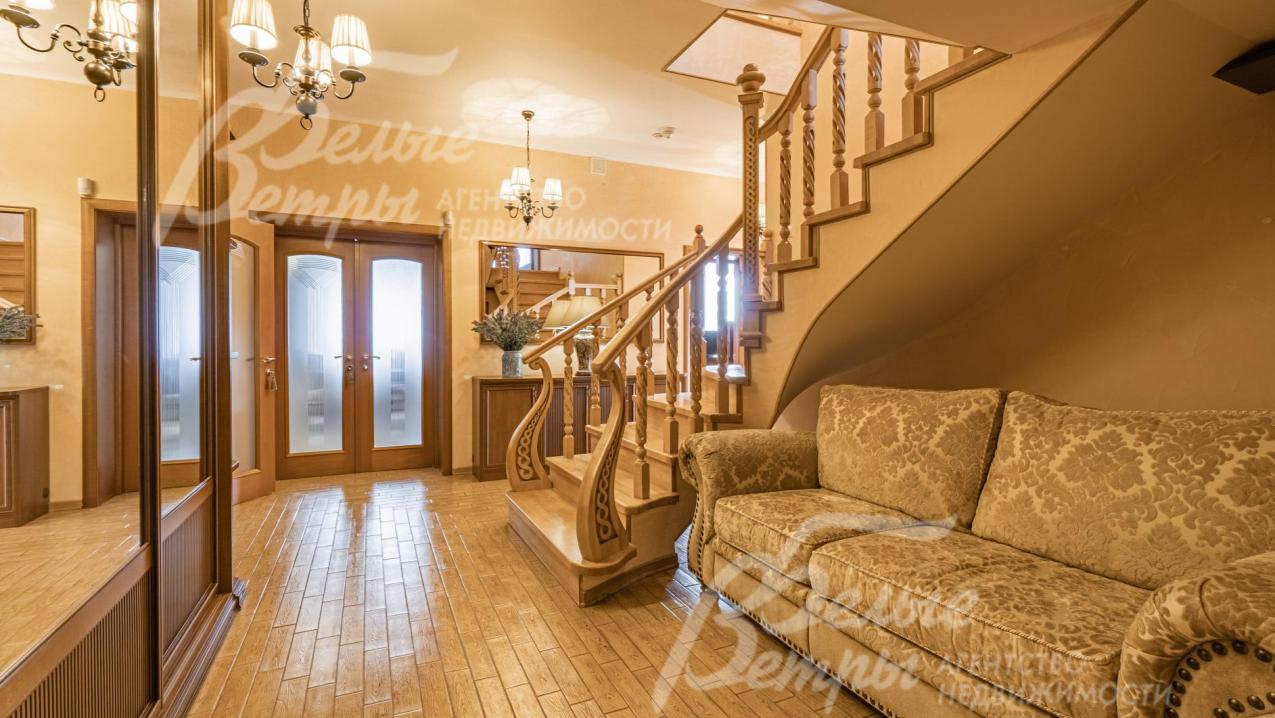 Холл первого этажа