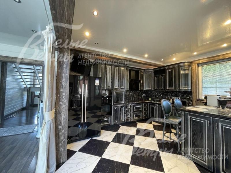 Кухонный гарнитур из массива дуба со встроенной техникой