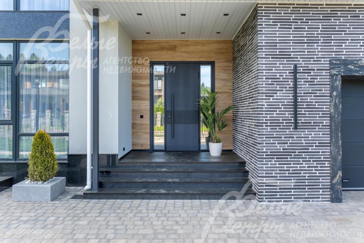 Главный вход в дом с крыльцом