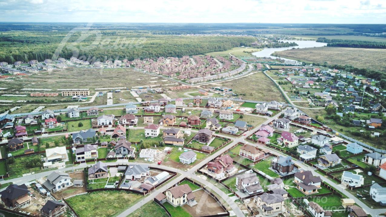 Посёлок Стольный примыкает к живописному озеру, реке и лесу