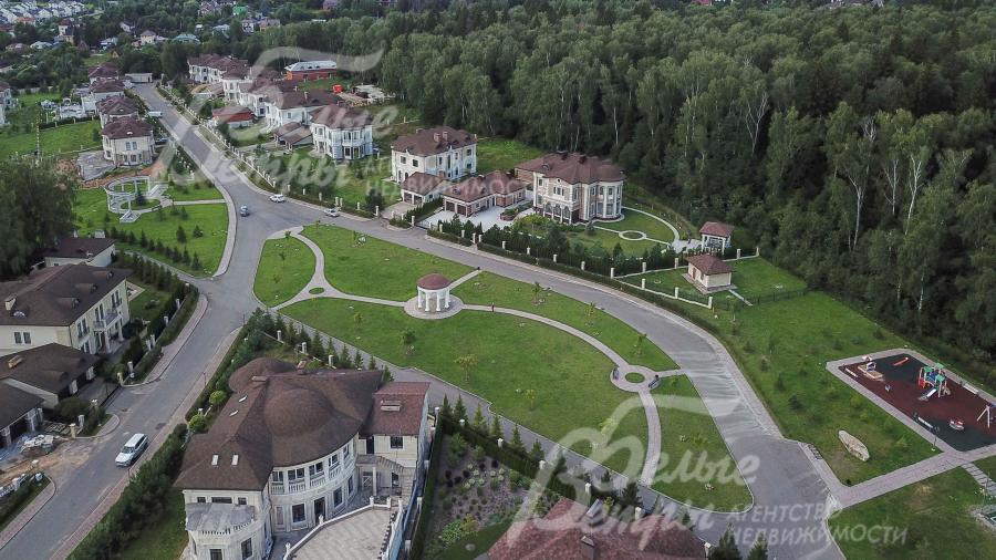 Широкие асфальтированные дороги в поселке Идиллия