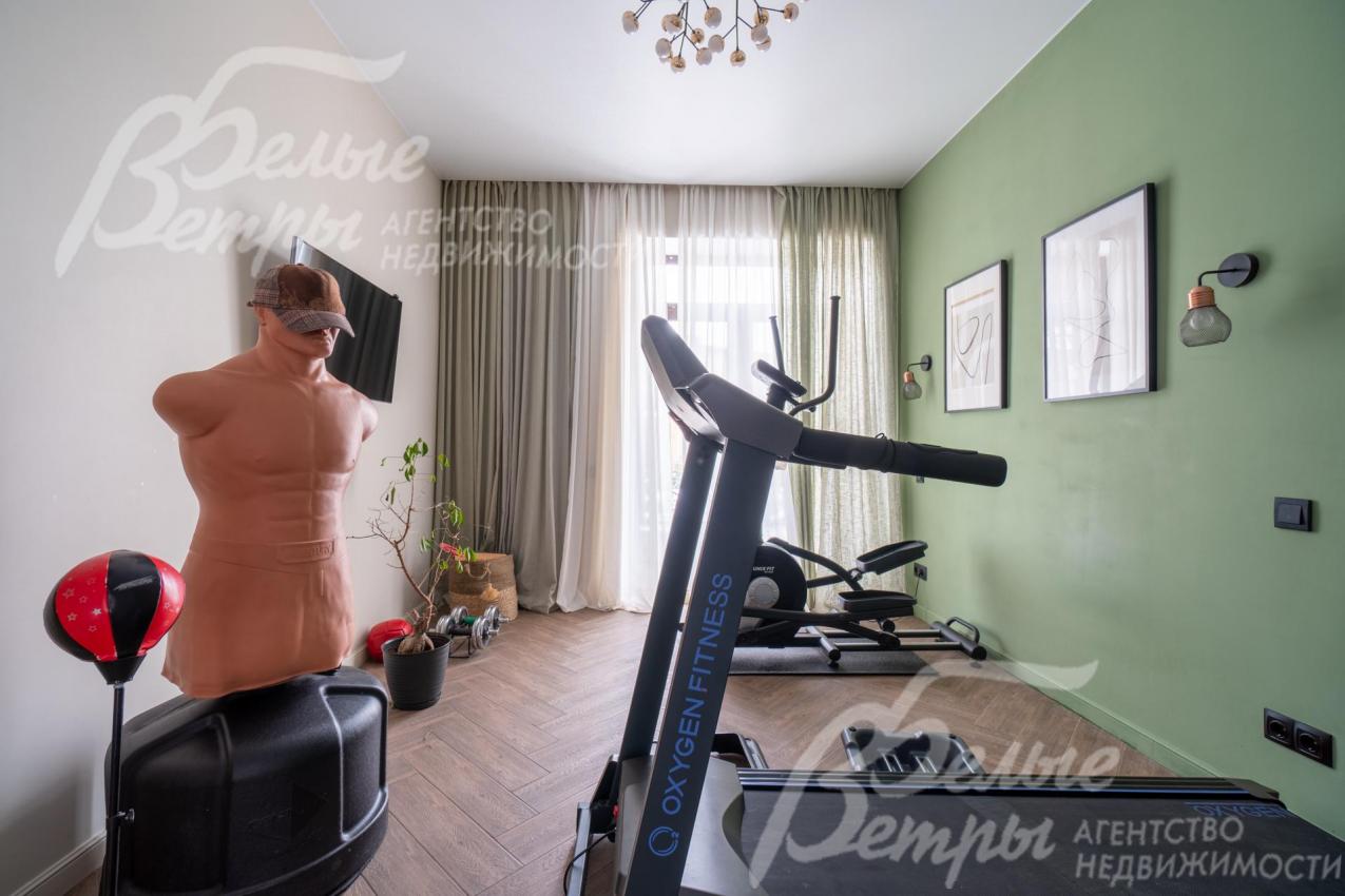 В комнате на первом этаже на южной стороне дома есть тренажеры