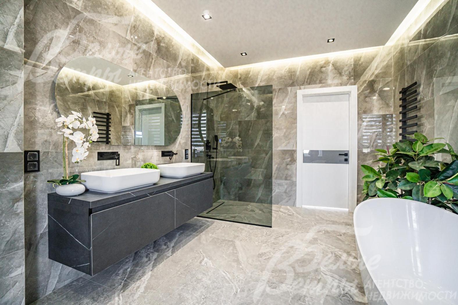 На стенах в санузлах - керамогранит