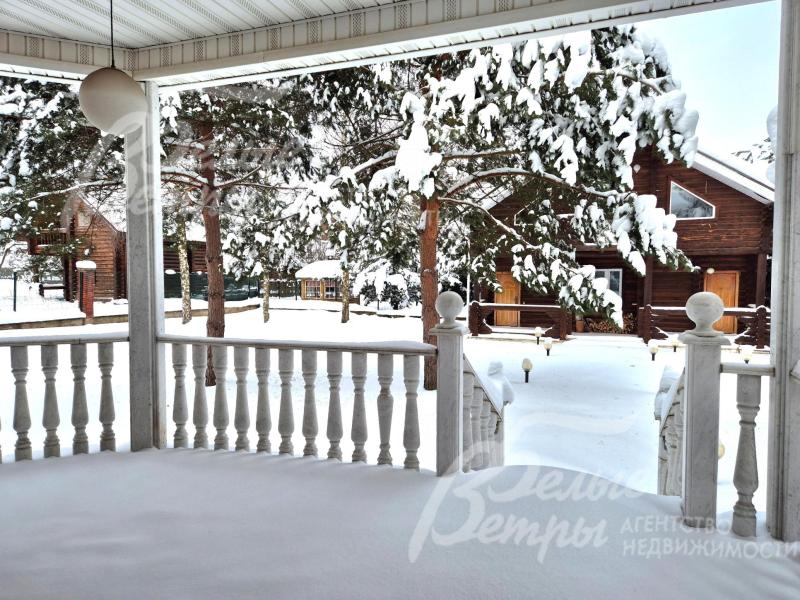 Крытая терраса с видом на участок и баню