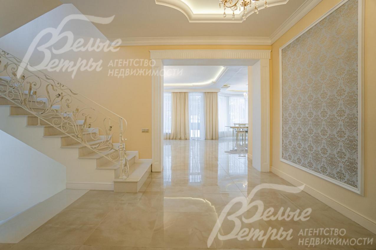 Стены окрашены интерьерной матовой краской, вставки - ткань (Италия)