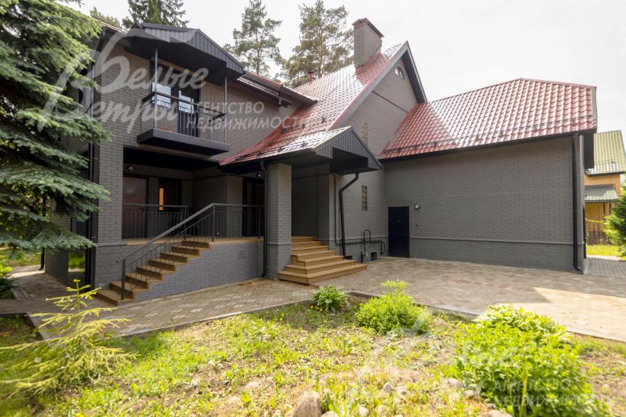 Дорожки на участке уложены брусчаткой на бетонном основании, выполнено освещение