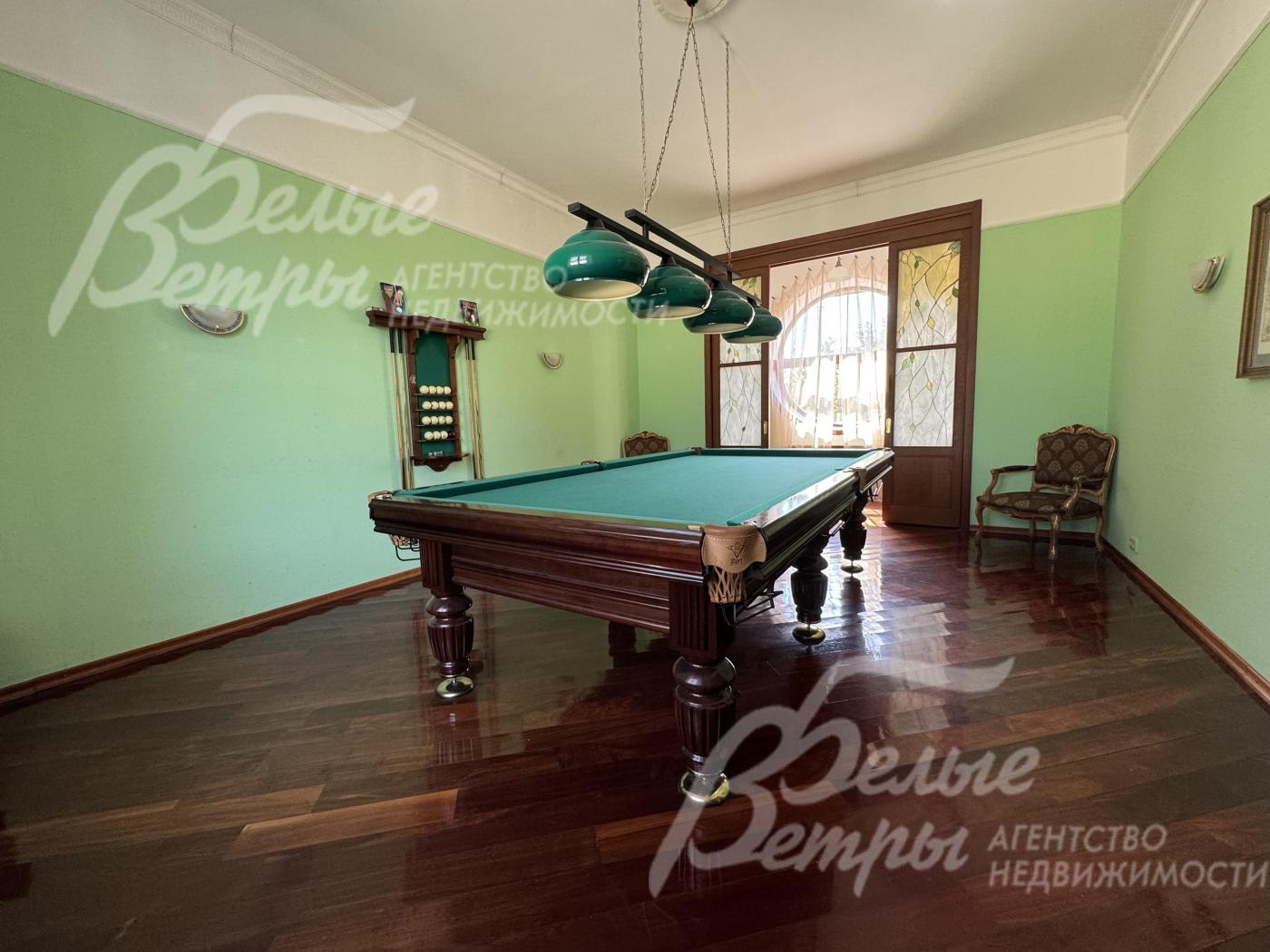 Бильярдная комната со столом для пирамиды