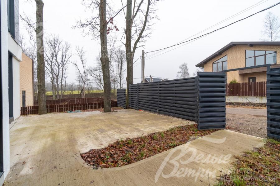 Территория организована с учётом зонирования: выделена площадка для парковки и пешеходные дорожки