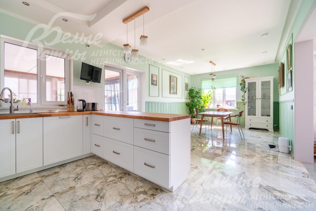 Кухня полностью укомплектована бытовой техникой