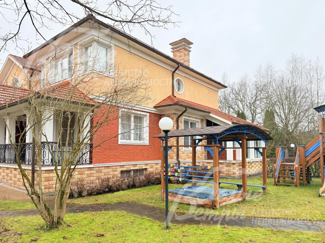 Дом стоит на большом благоустроенном участке: обустроены дорожки и освещение, уложен газон