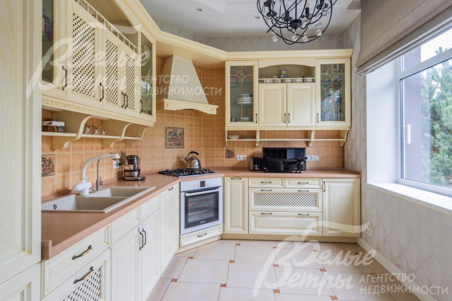 Кухонный гарнитур со встроенной техникой