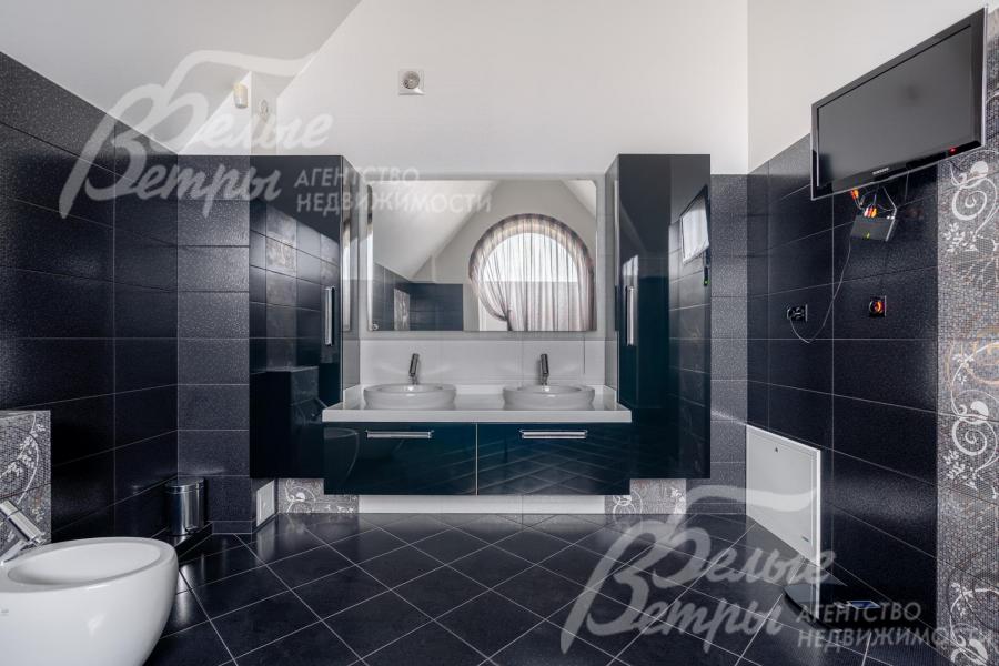 В санузел установлена сантехника марки LAUREN (коллекция ALESSI)