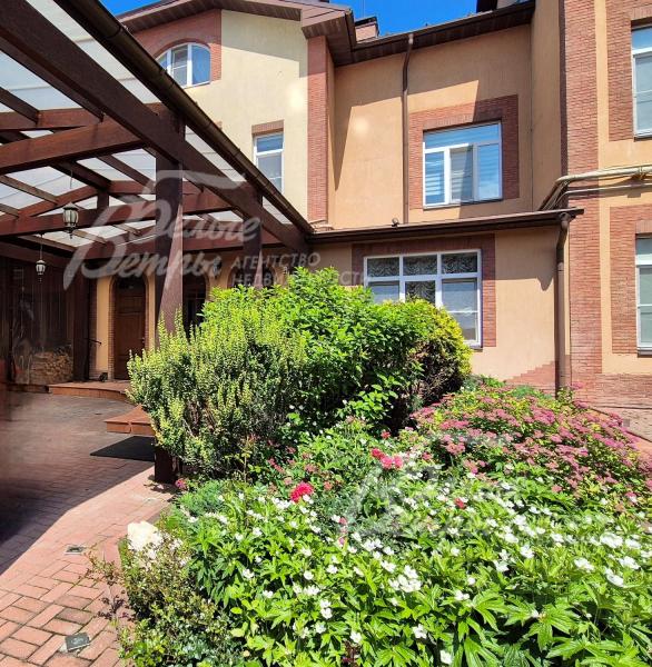 Входную группу украшает живая изгородь из цветника.