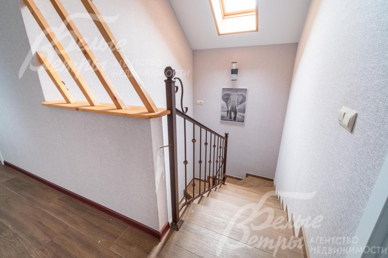 Лестница на второй этаж — монолитная с отделкой ступеней керамогранитом, перила выполнены из художественной ковки