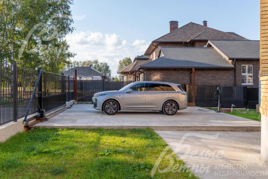 На участке оборудована бетонная площадка 9×9 м под навес для автомобилей