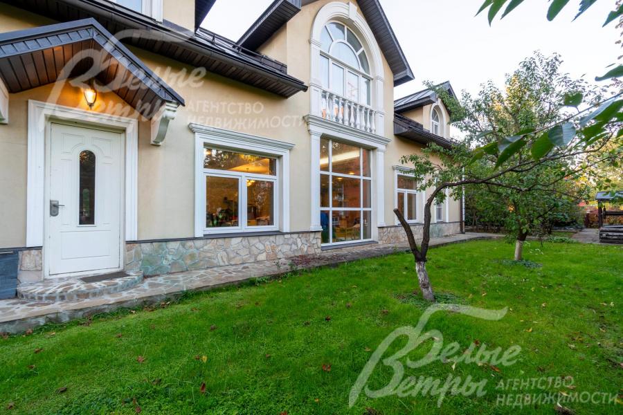 Дом в английском стиле с панорамным остеклением в некоторых помещениях.