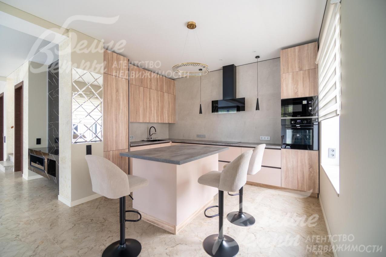 Остров с барными стульями создаёт дополнительное функциональное пространство на кухне