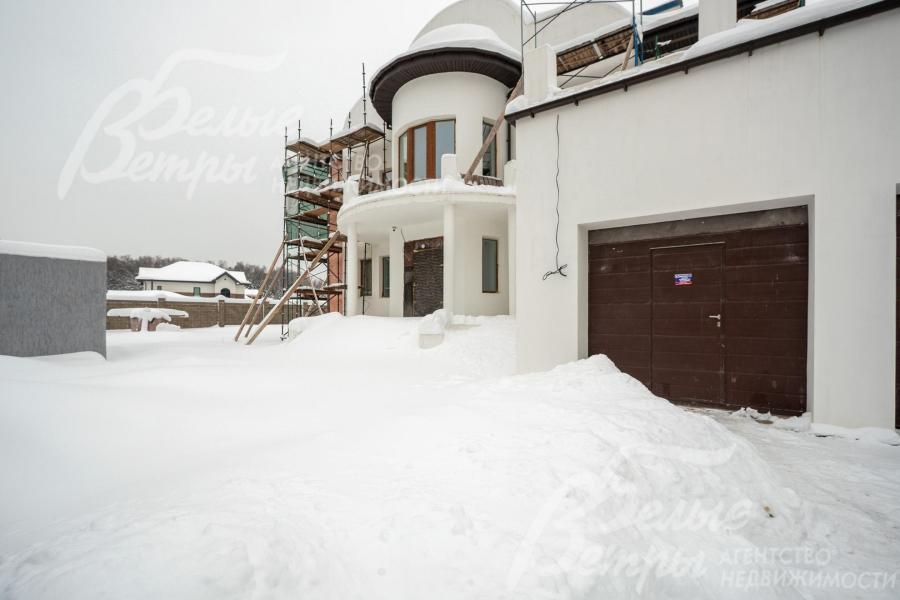 Вокруг дома выполнена дренажная система с трёхуровневой схемой дренажа