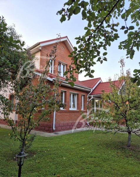 Дом выстроен из кирпича