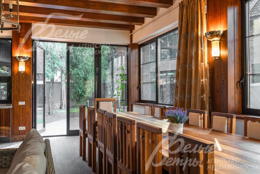 Огромный стол для приёмов большого количества гостей.