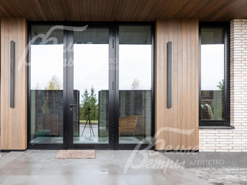 Панорамная входная группа с остеклённой дверью высотой 3 м