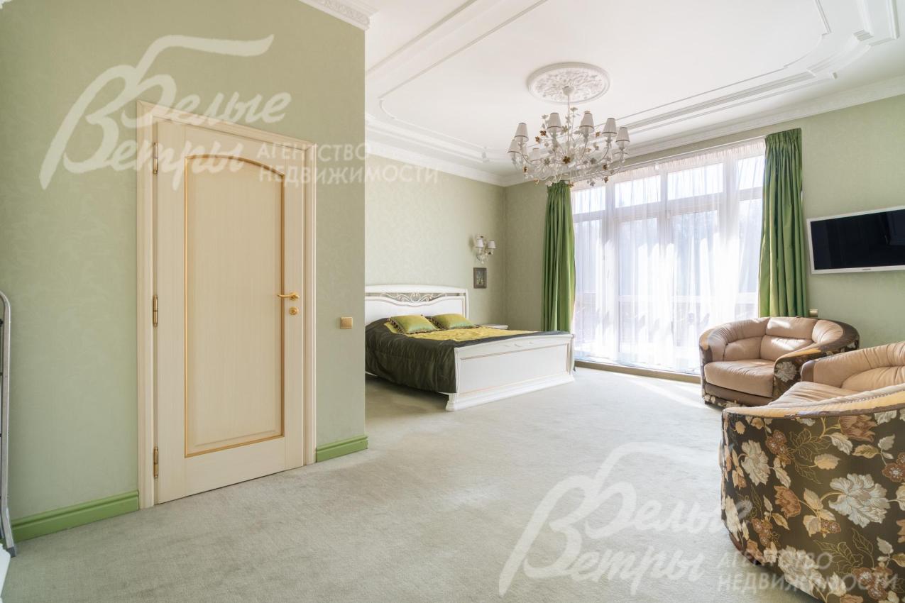 В спальнях поклеены качественные обои, на полу уложен ковролин