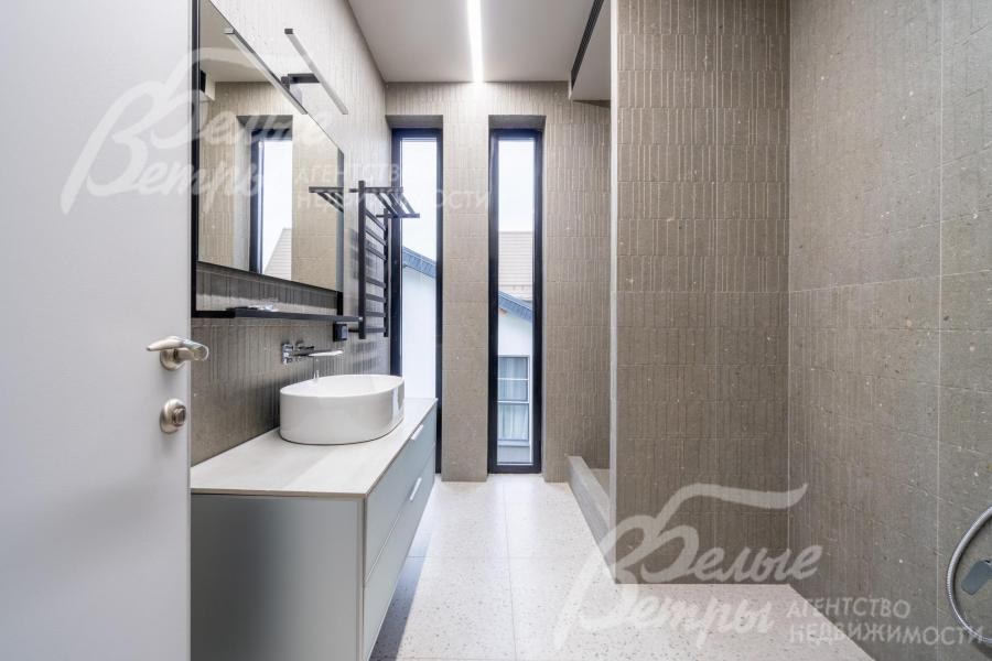 Санузел на втором этаже с душевой и вертикальными окнами