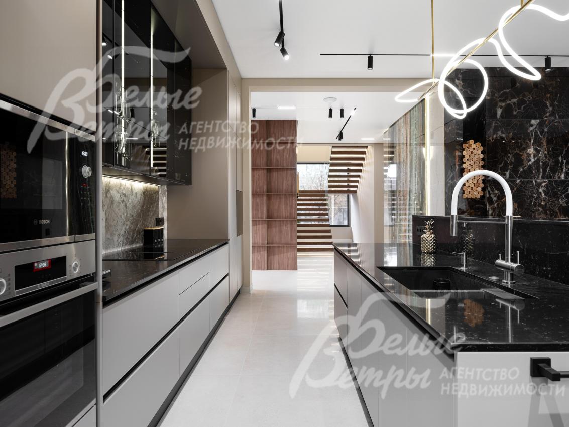 На кухне установлены: СВЧ-плита, духовая печь, индукционная плита со встроенной центральной вытяжкой (Bosch), холодильник (Korting), винный шкаф (Korting)
