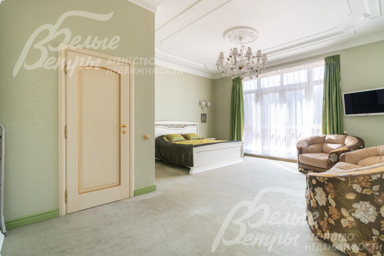 В спальнях поклеены качественные обои, на полу уложен ковролин