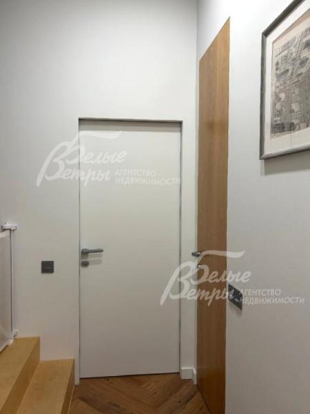 Установлена нестандартная, высокая дверь в санузел 2-го этажа, шпонированная под дуб