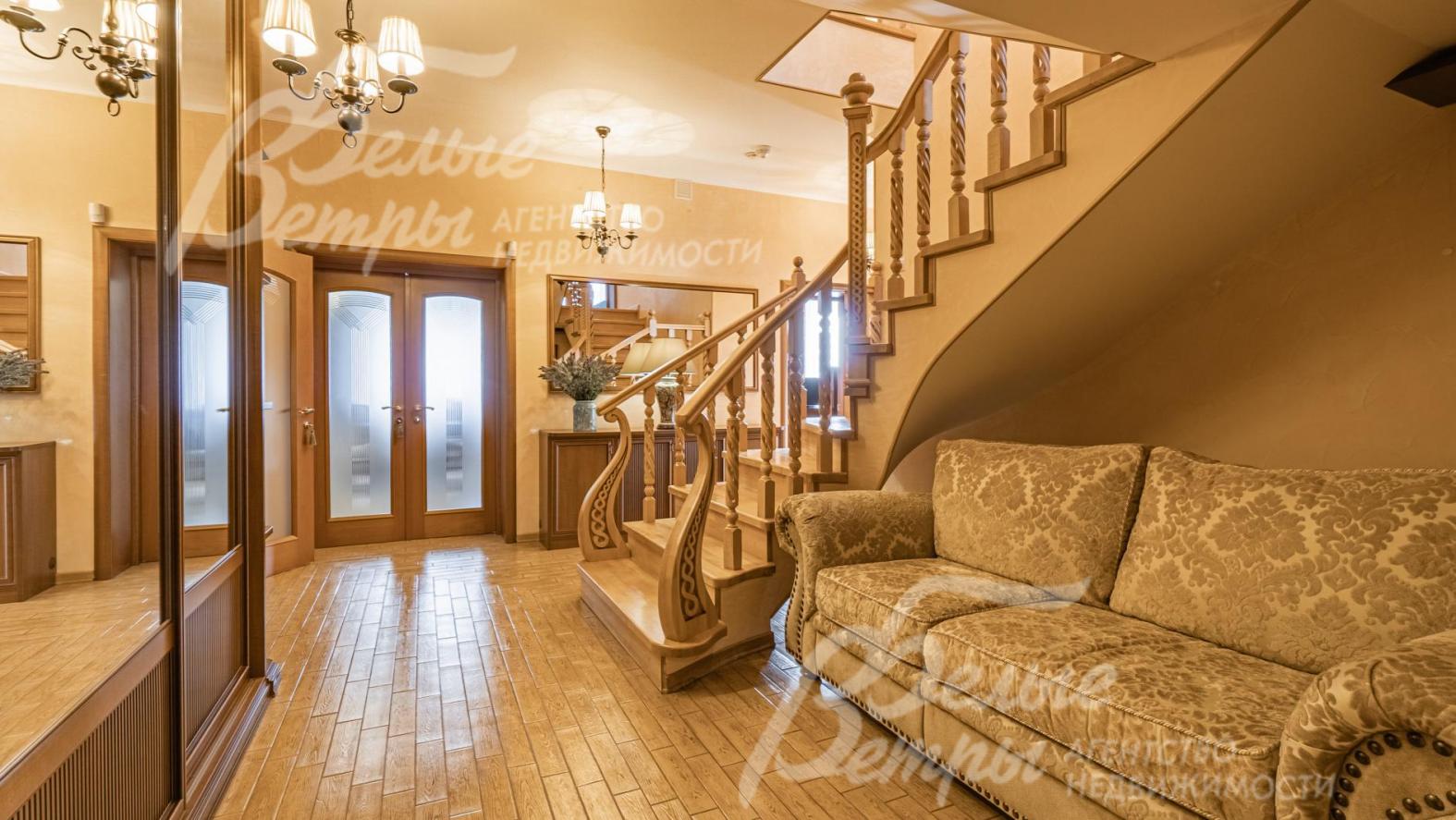 Холл первого этажа