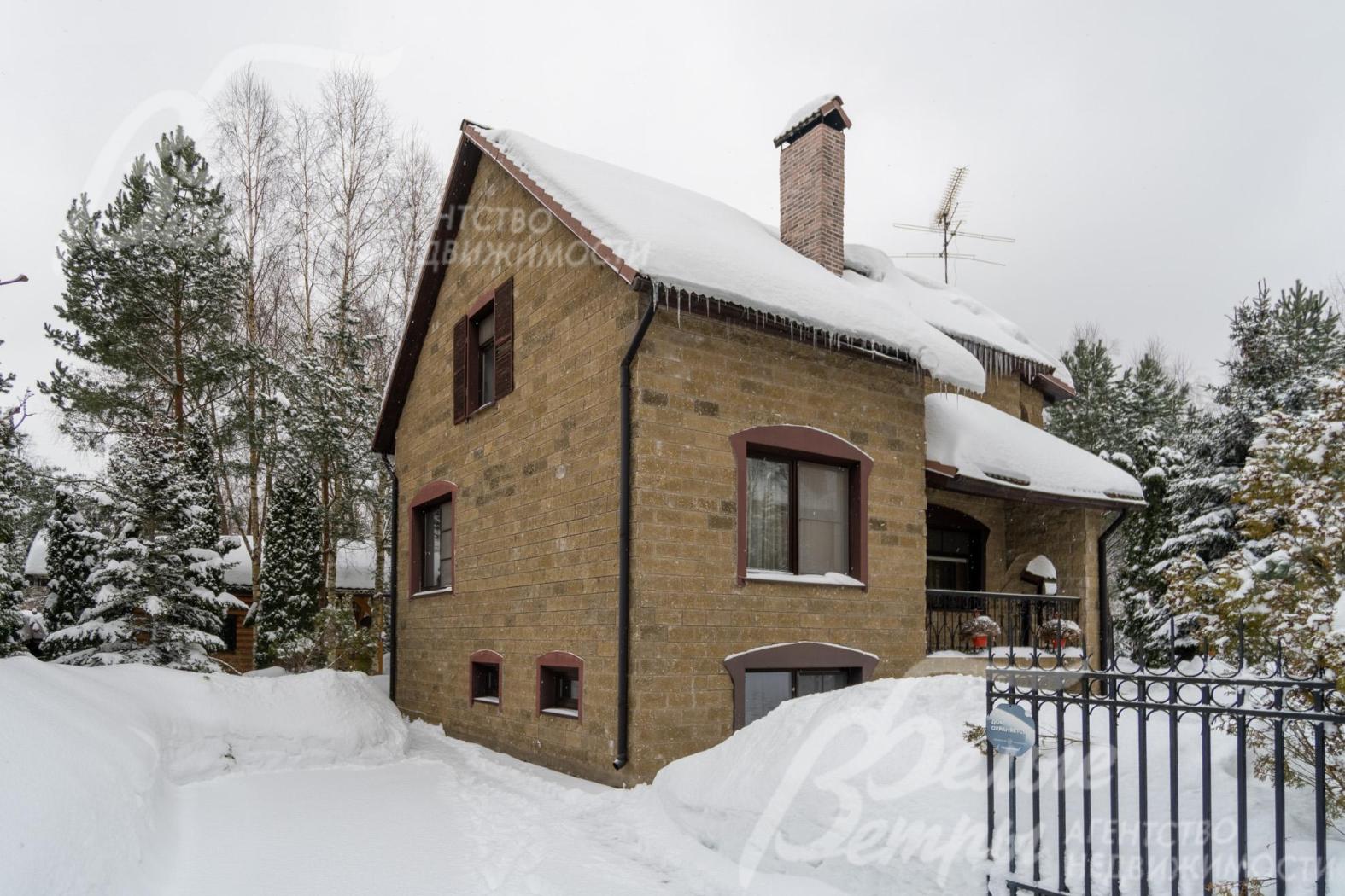 Фасад огорожен кованым забором на кирпичных столбах высотой 2 м, по другим сторонам – деревянный штакетник высотой 1,5 м