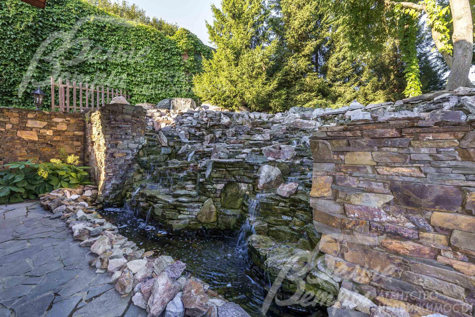 Водный каскад с каменистым гребнем