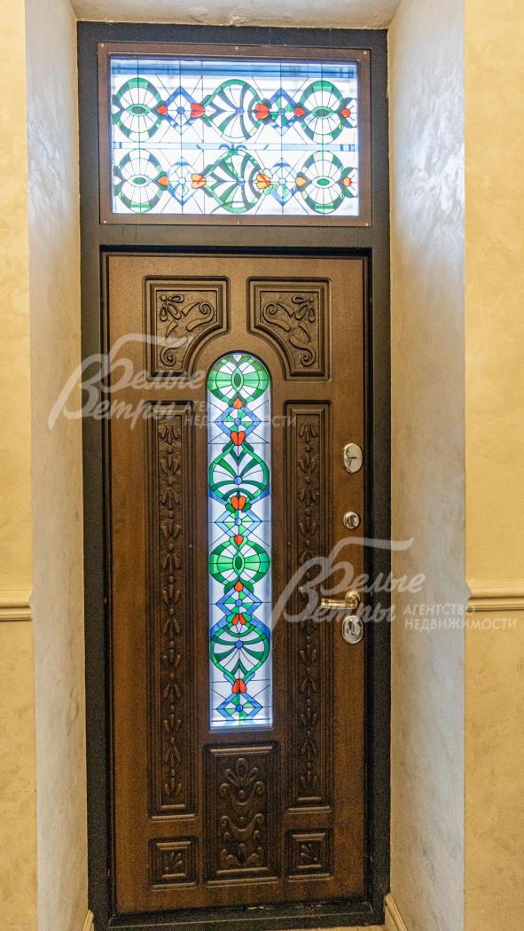 Входная дверь с витражом