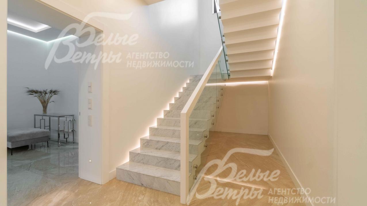 Комфортная лестница с подсветкой и стеклянным ограждением