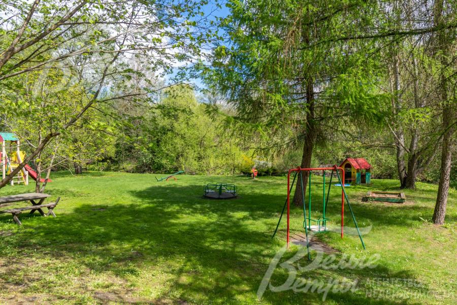 Общественная зона коттеджного посёлка: детская игровая площадка