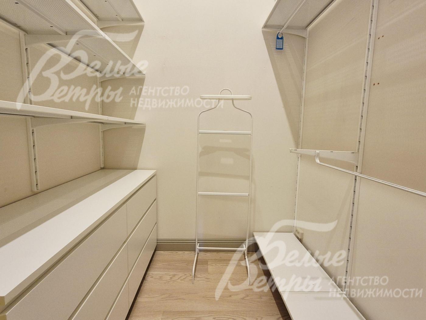 Гардеробная в мастер-спальне.