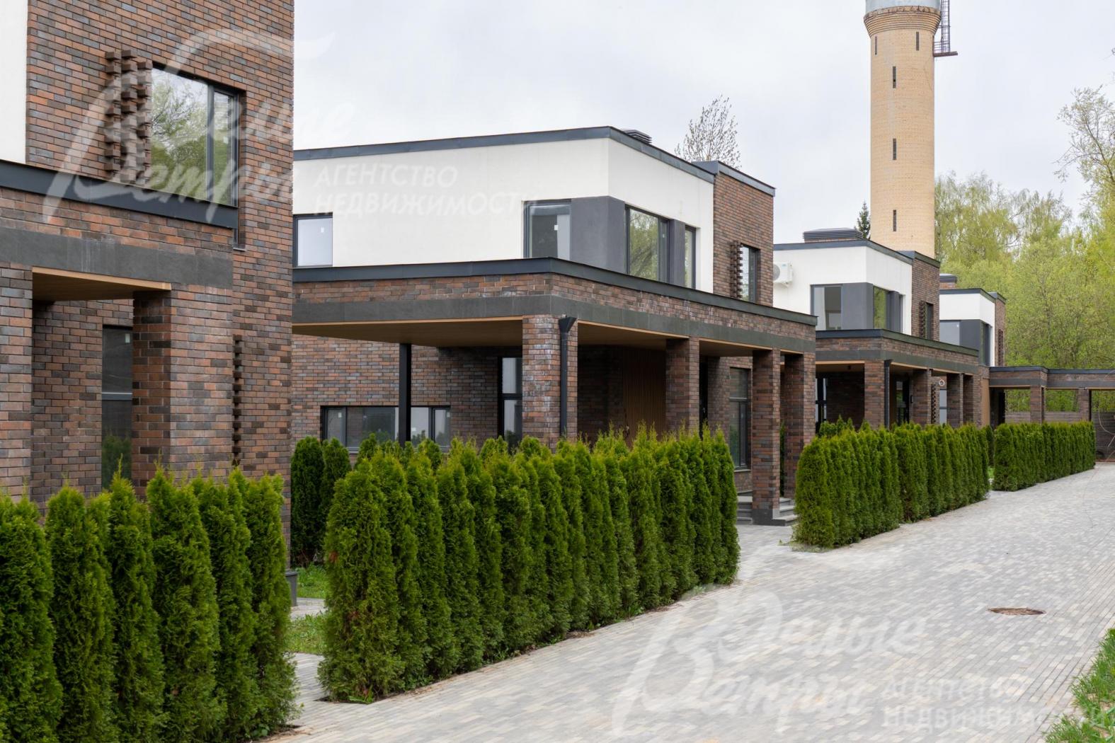 Дом находится в престижном охраняемом коттеджном посёлке в пешей доступности к городской инфраструктуре