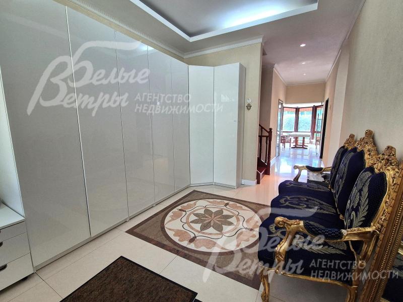 В прихожей вместительный гардероб