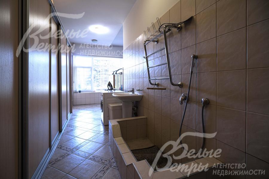 Кладовая со шкафом, мойкой и стиральной машиной