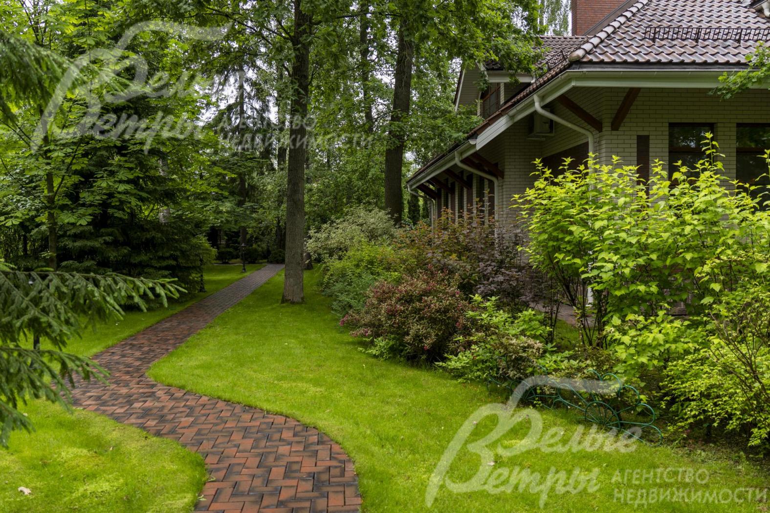 Участок расположен на приватной зоне коттеджного посёлка в лесной части