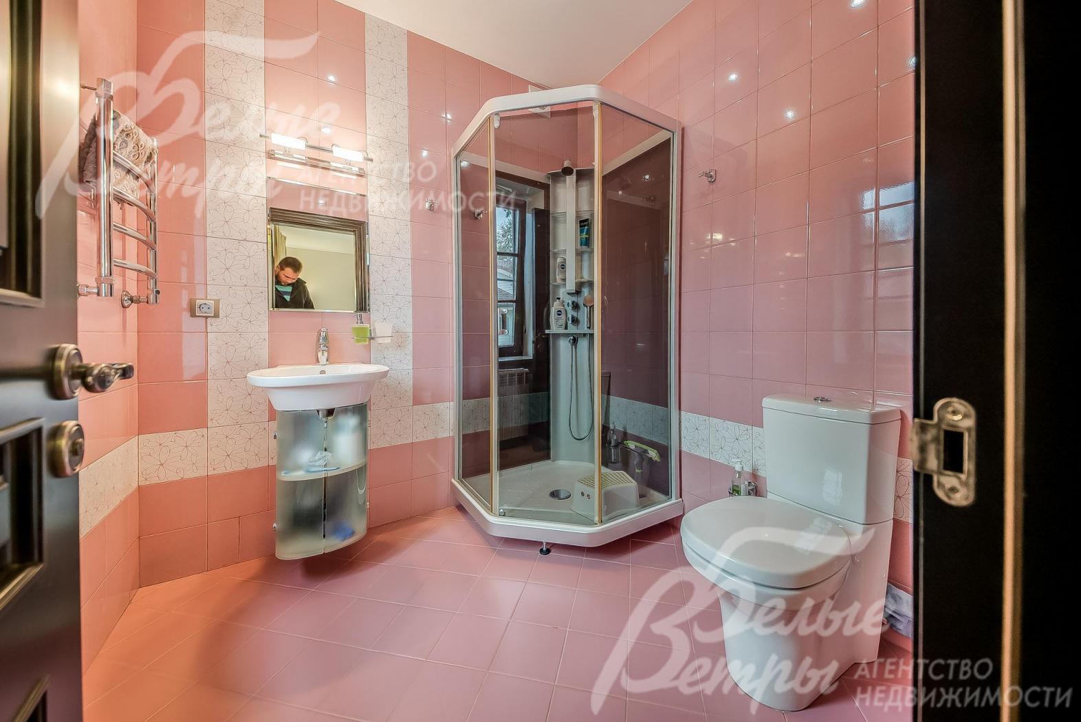 Санузел с душевой кабиной на первом этаже