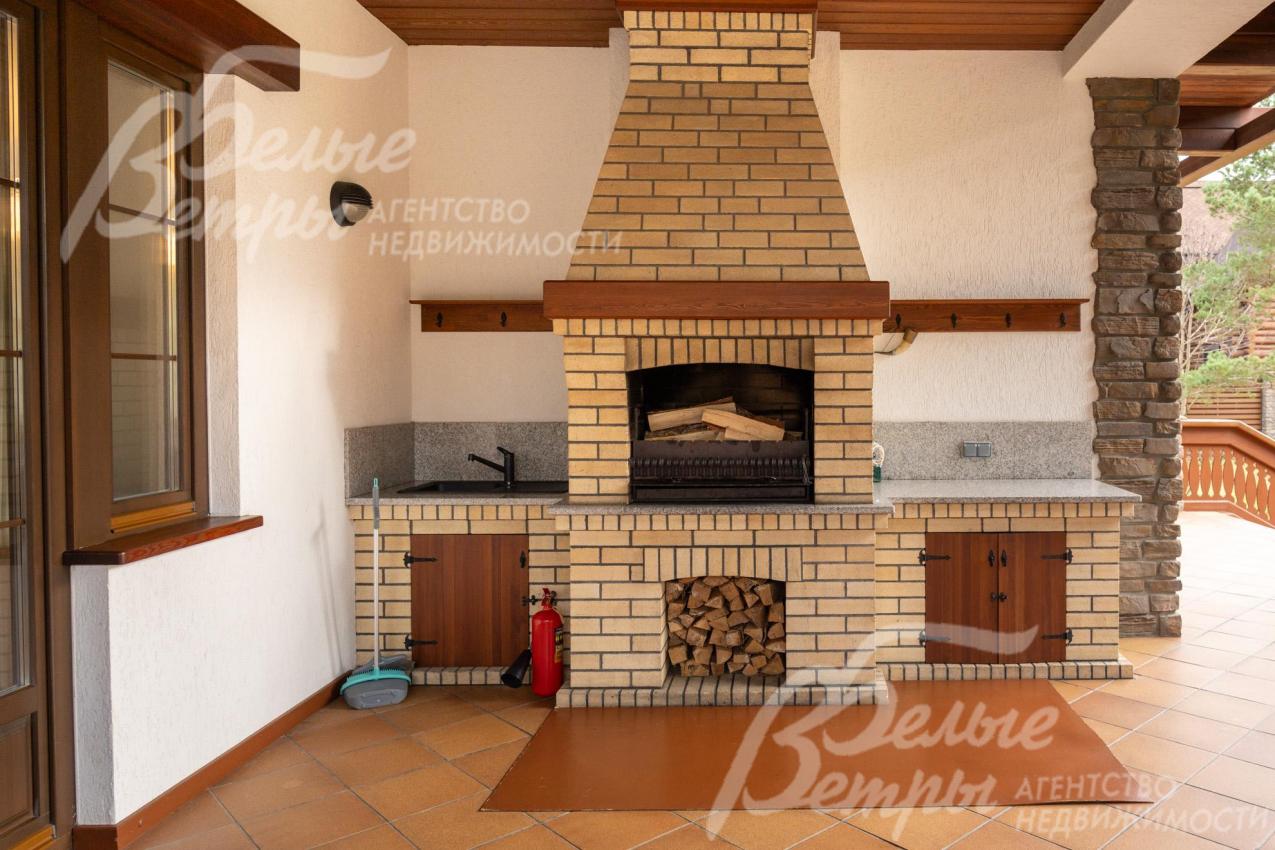 На террасе - зона барбекю с печью-гриль, дровницей, мойкой и рабочей поверхностью