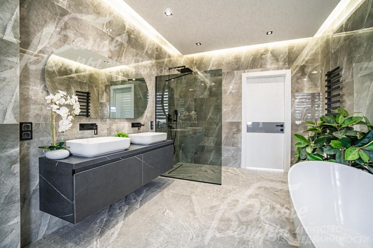 На стенах в санузлах - керамогранит