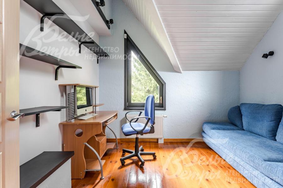 Спальня-кабинет на втором этаже (пол - доска сосны)