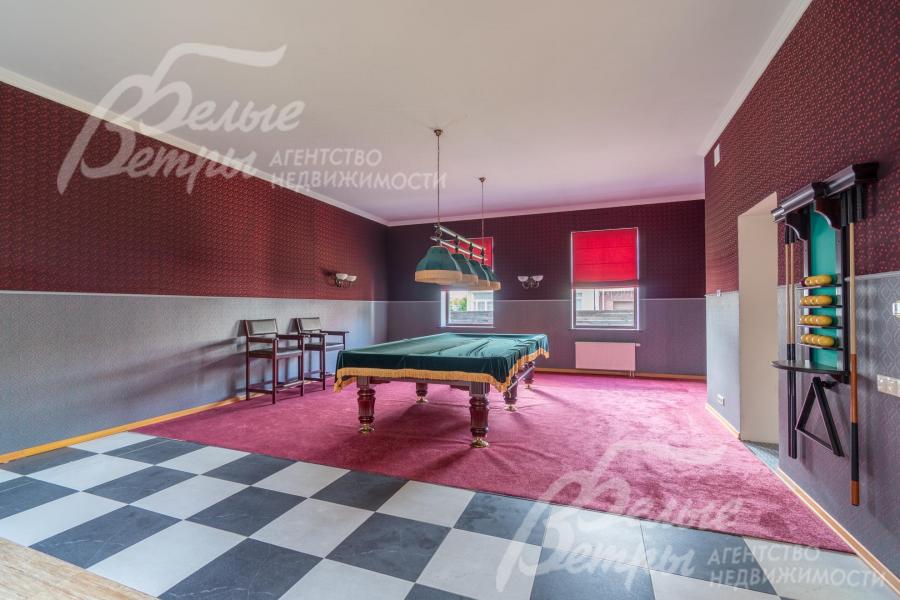 На первом этаже - просторная бильярдная с профессиональным столом для русской пирамиды 